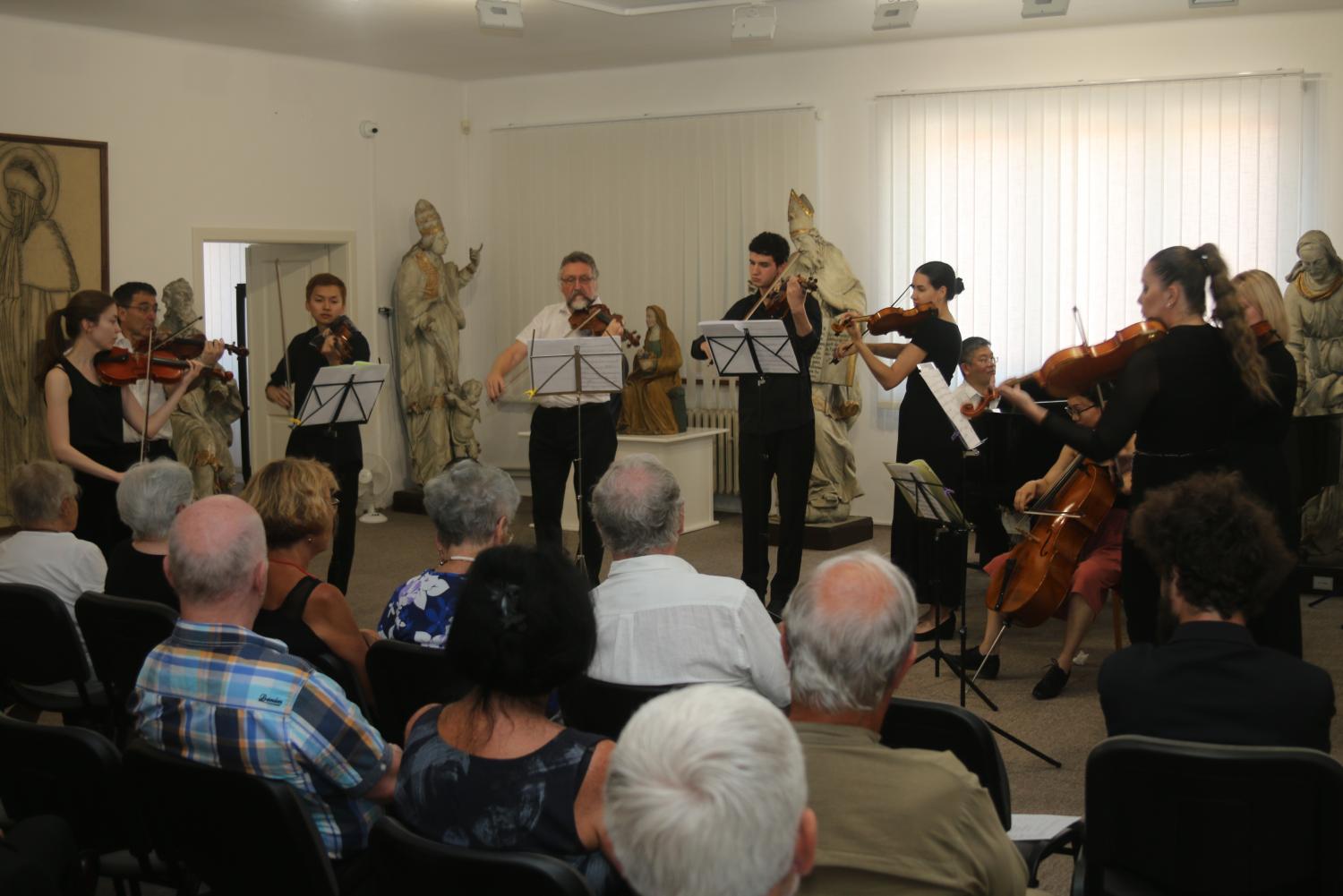 Fotografie ze Závěrečného koncertu Mezinárodních houslových kurzů Váši Příhody
