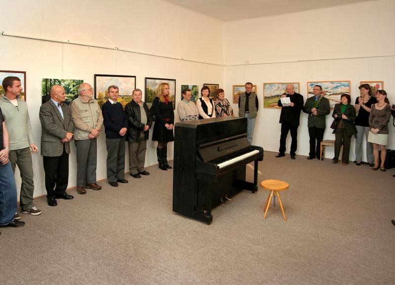 Fotografie z vernisáže výstavy Klubu vodňanských výtvarníků 2008
