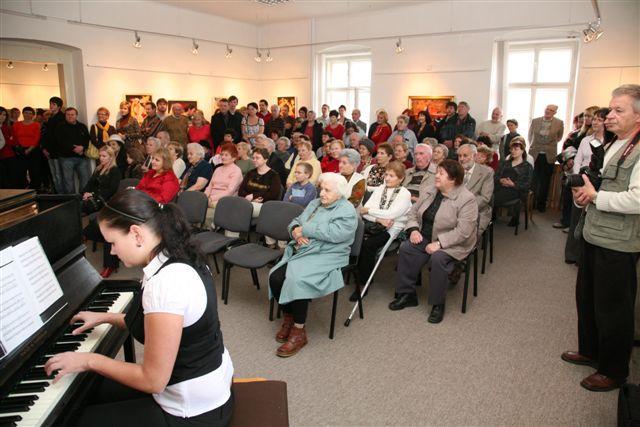 Fotografie z vernisáže výstavy Klubu vodňanských výtvarníků 2009