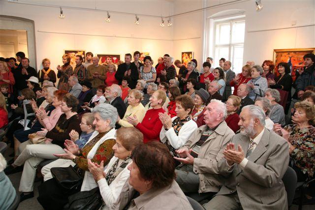 Fotografie z vernisáže výstavy Klubu vodňanských výtvarníků 2009