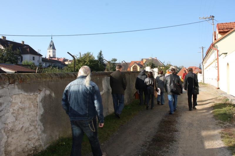 Fotografie z prohlídky středověkých základů Vodňan pro muzejníky