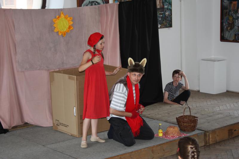 Fotografie z divadelního představení Čarování z bedny aneb O Červené karkulce