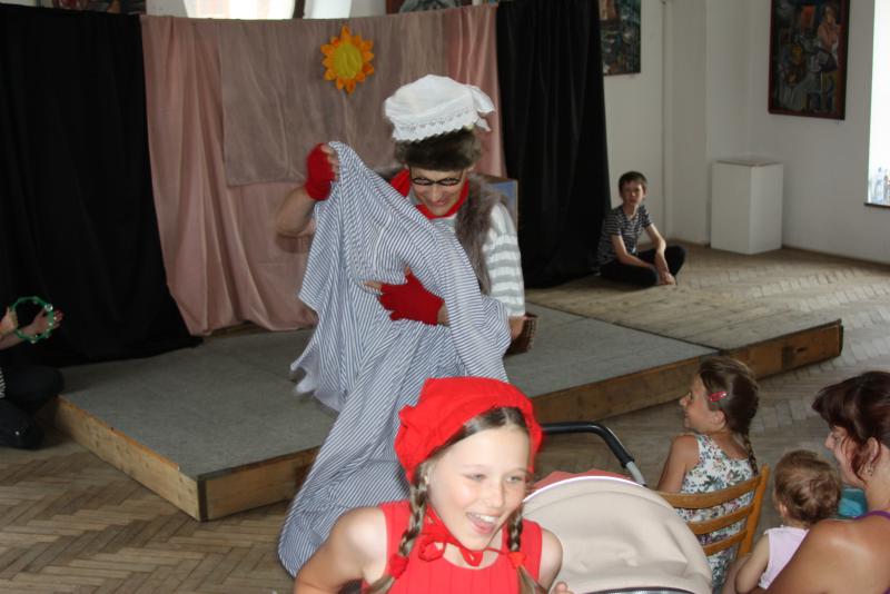 Fotografie z divadelního představení Čarování z bedny aneb O Červené karkulce