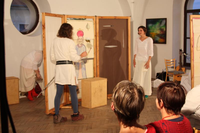 Fotografie z divadelního představení TrubaDůry aneb od spodka i shůry