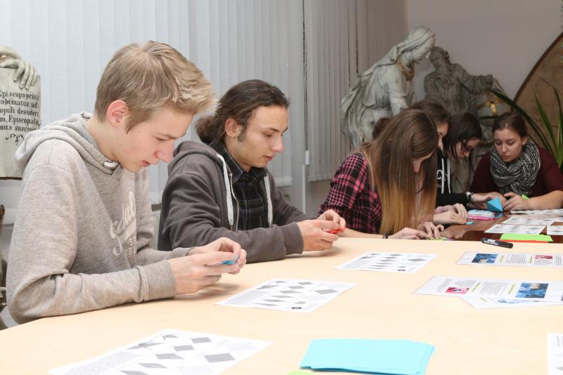 Fotografie - Papíroví jeřábi studentů 2.VG ze ZŠ a Gymnázia Vodňany