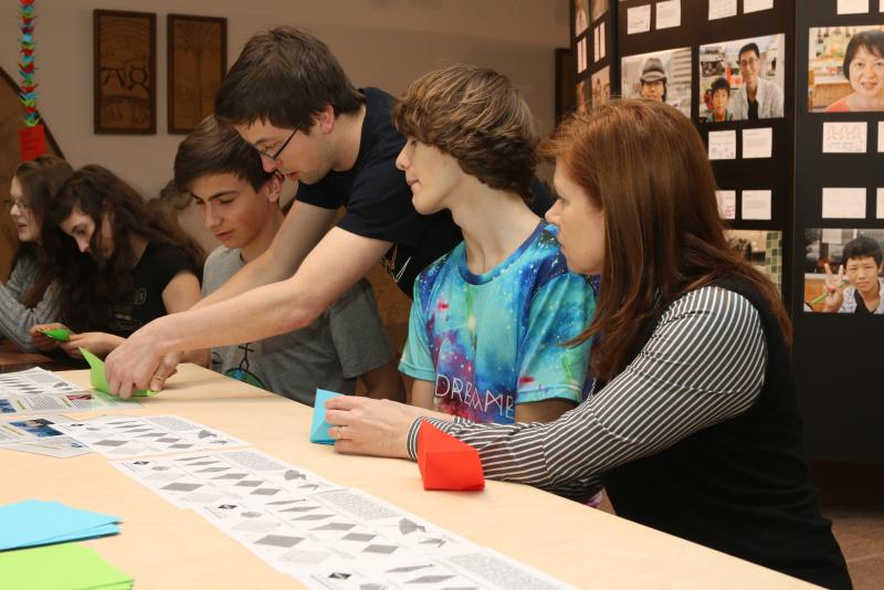 Fotografie - Papíroví jeřábi studentů 4.NG ze ZŠ a Gymnázia Vodňany