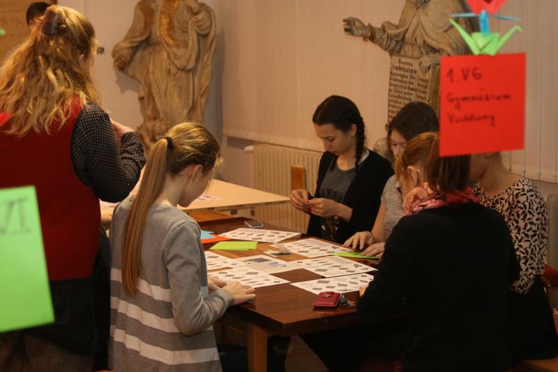 Fotografie - Papíroví jeřábi studentů 2.NG ze ZŠ a Gymnázia Vodňany