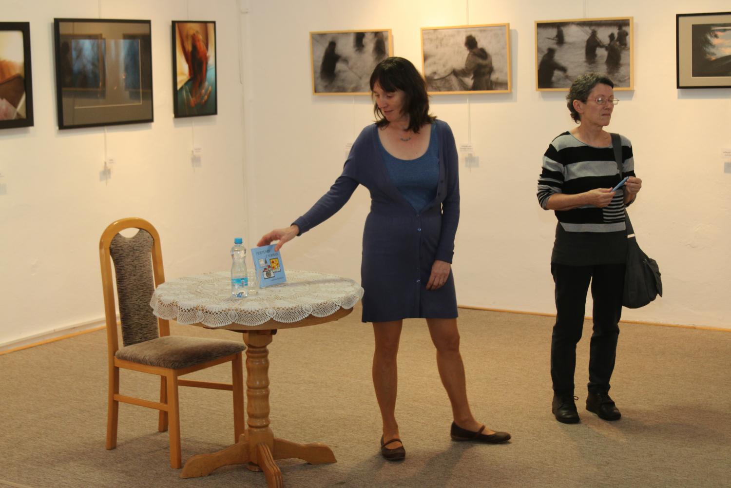 Fotografie z autogramiády knihy Fejetůnky z Vodňan