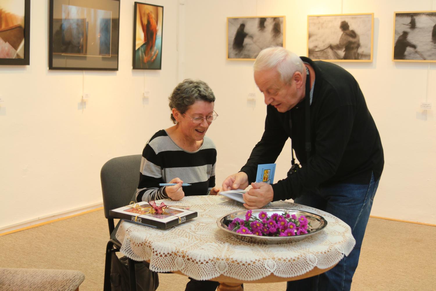 Fotografie z autogramiády knihy Fejetůnky z Vodňan