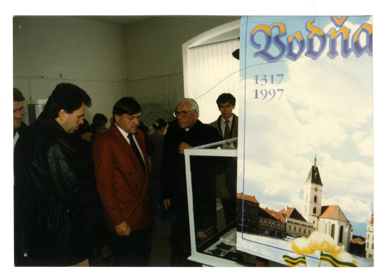 Fotografie z vernisáže výstavy - 100 let výročí znovuposvěcení děkanského kostela ve Vodňanech