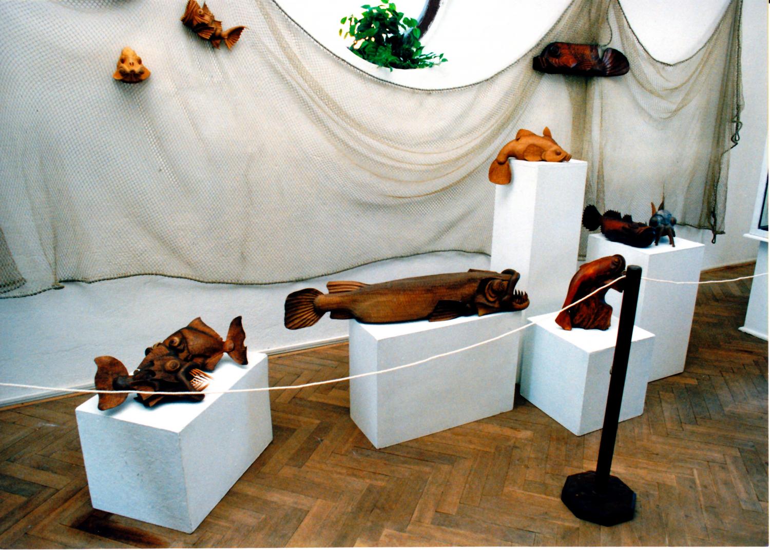 Fotografie z vernisáže výstavy - Marie Žáková - paličkovaná krajka, Blanka Housková - šitá krajka a Hynek Chromý - dřevěné plastiky ryb