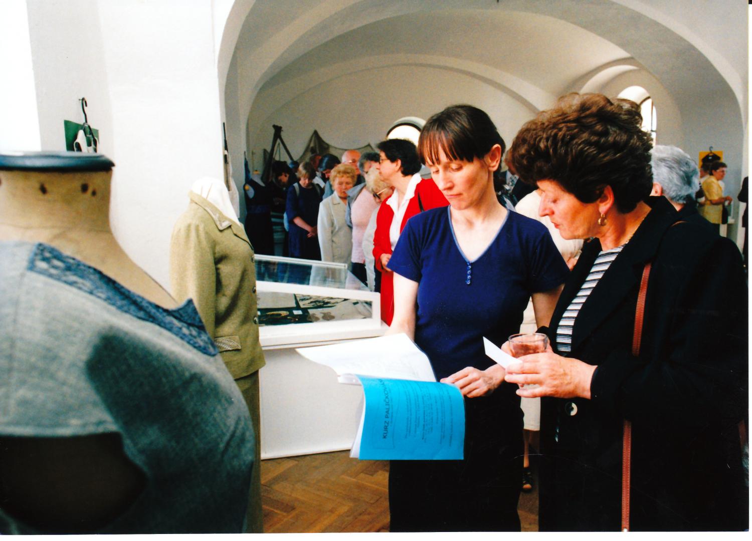 Fotografie z vernisáže výstavy - Marie Žáková - paličkovaná krajka, Blanka Housková - šitá krajka a Hynek Chromý - dřevěné plastiky ryb