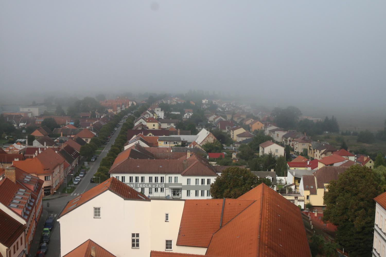 Fotografie z ukládání pamětní schránky na věž kostela