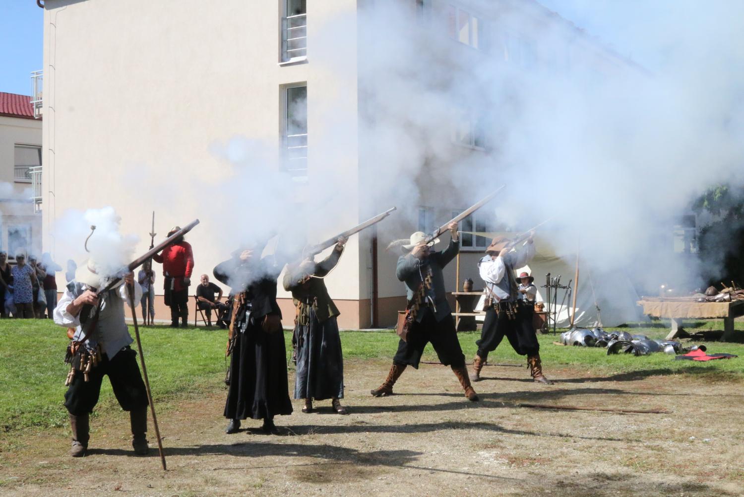 Fotografie - Šermíři na hradbách