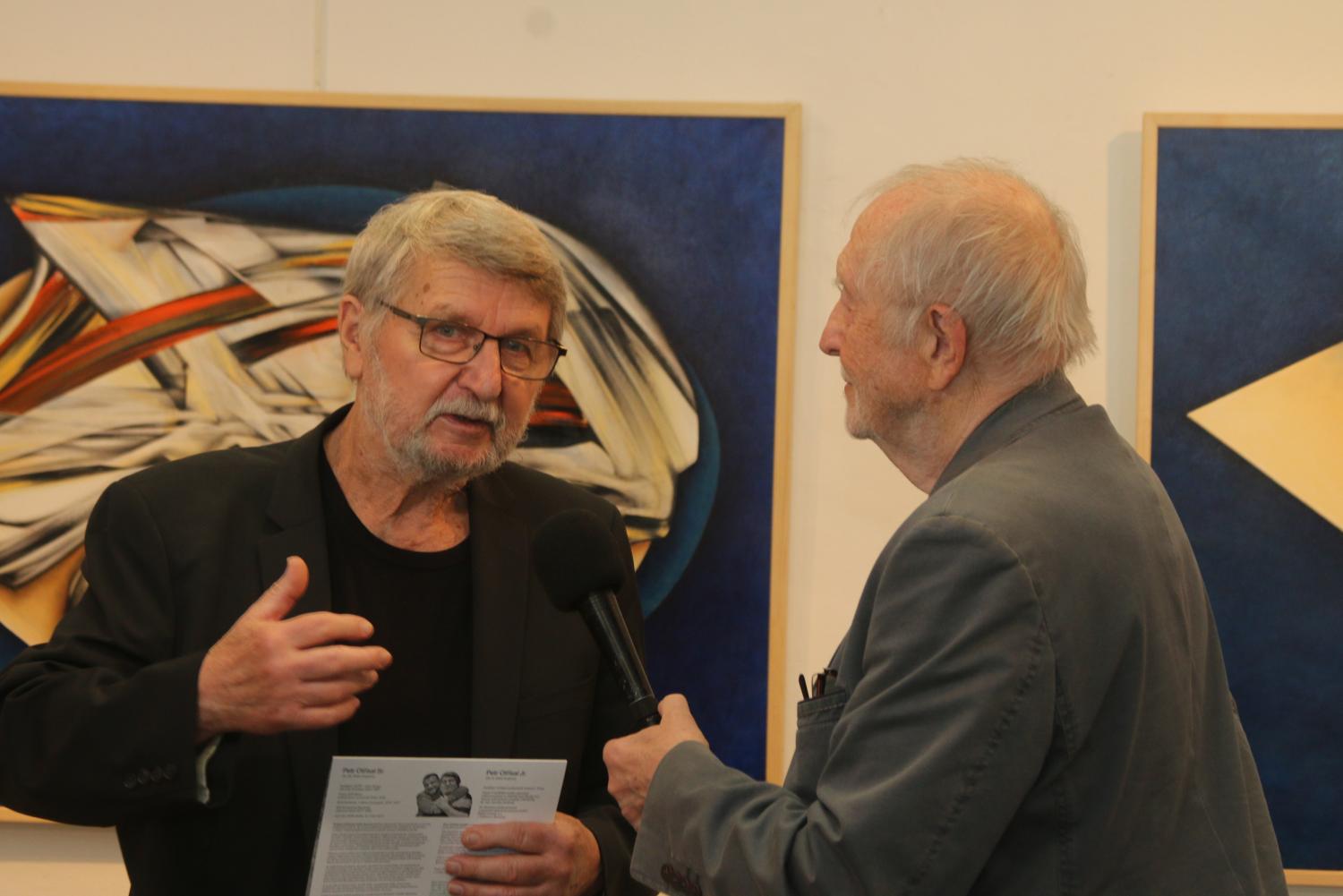 Fotografie z vernisáže výstavy Miloslav Brůha a Petr Otřísal - obrazy Petr Otřísal ml. - skleněné objekty