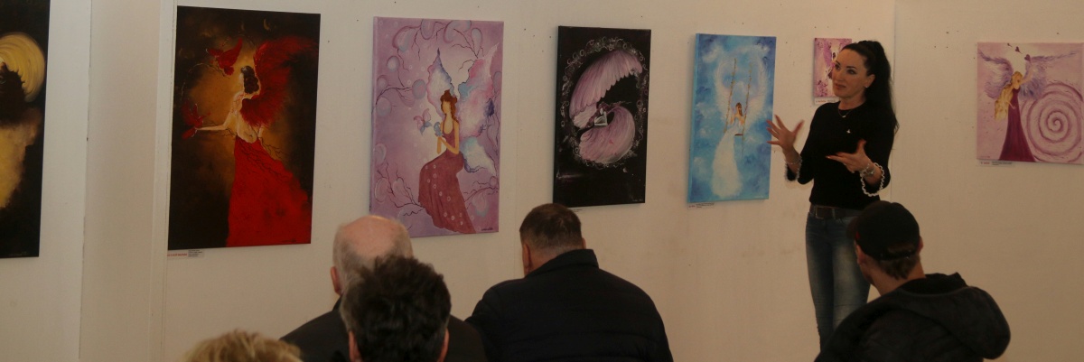 Obrázek - Fotografie z&nbsp;komentované prohlídky výstavy Andělské doteky