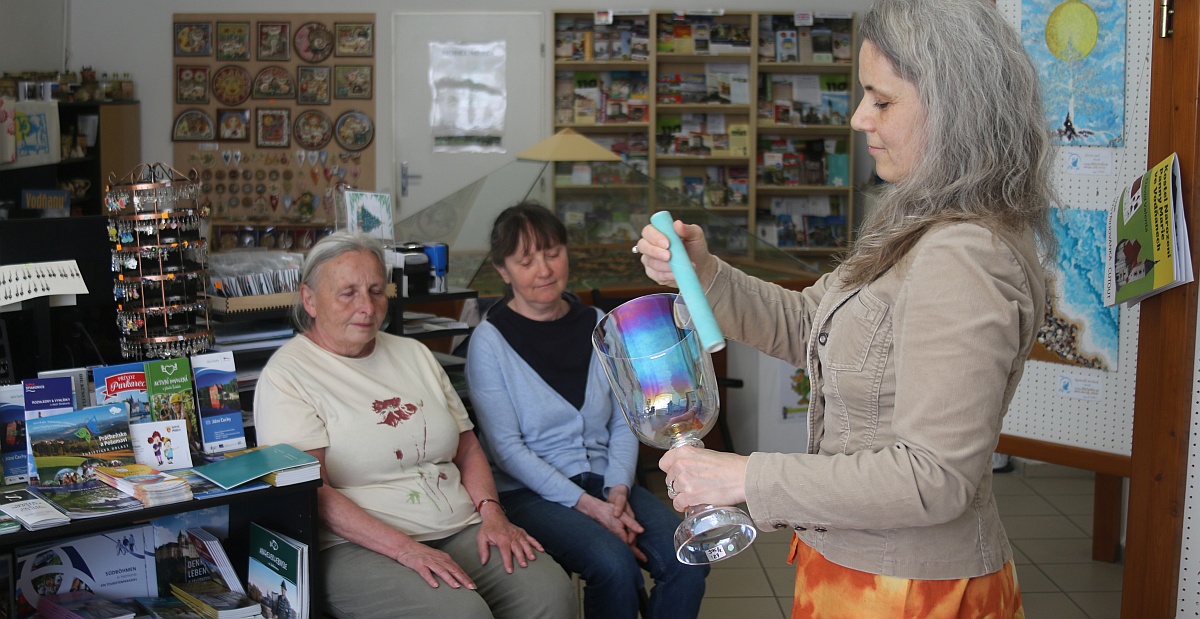 Obrázek - Fotografie ze&nbsp;setkání s&nbsp;autorkou OLI-QA - Ohlédnutí - obrazy - šperky - rituály