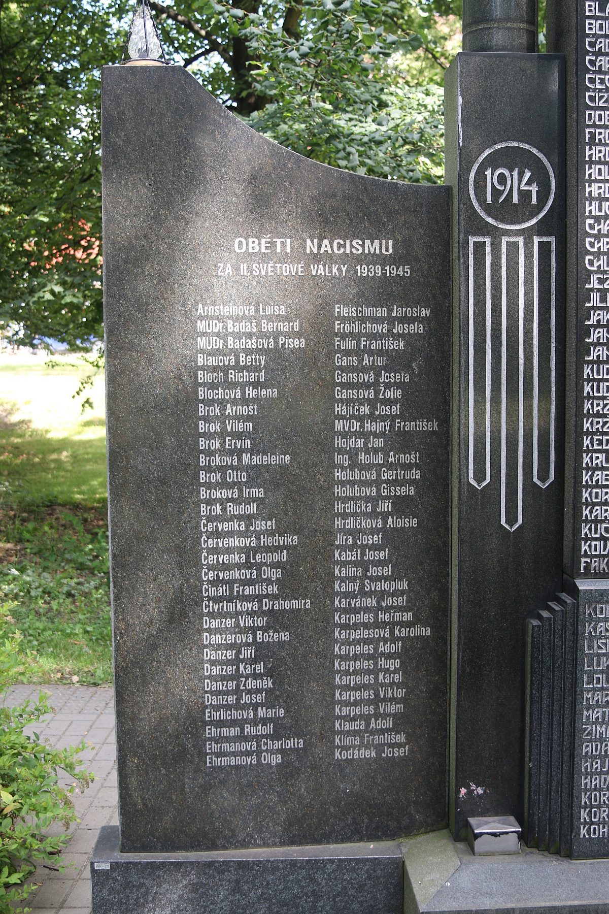 Památník obětem světových válek - levá strana