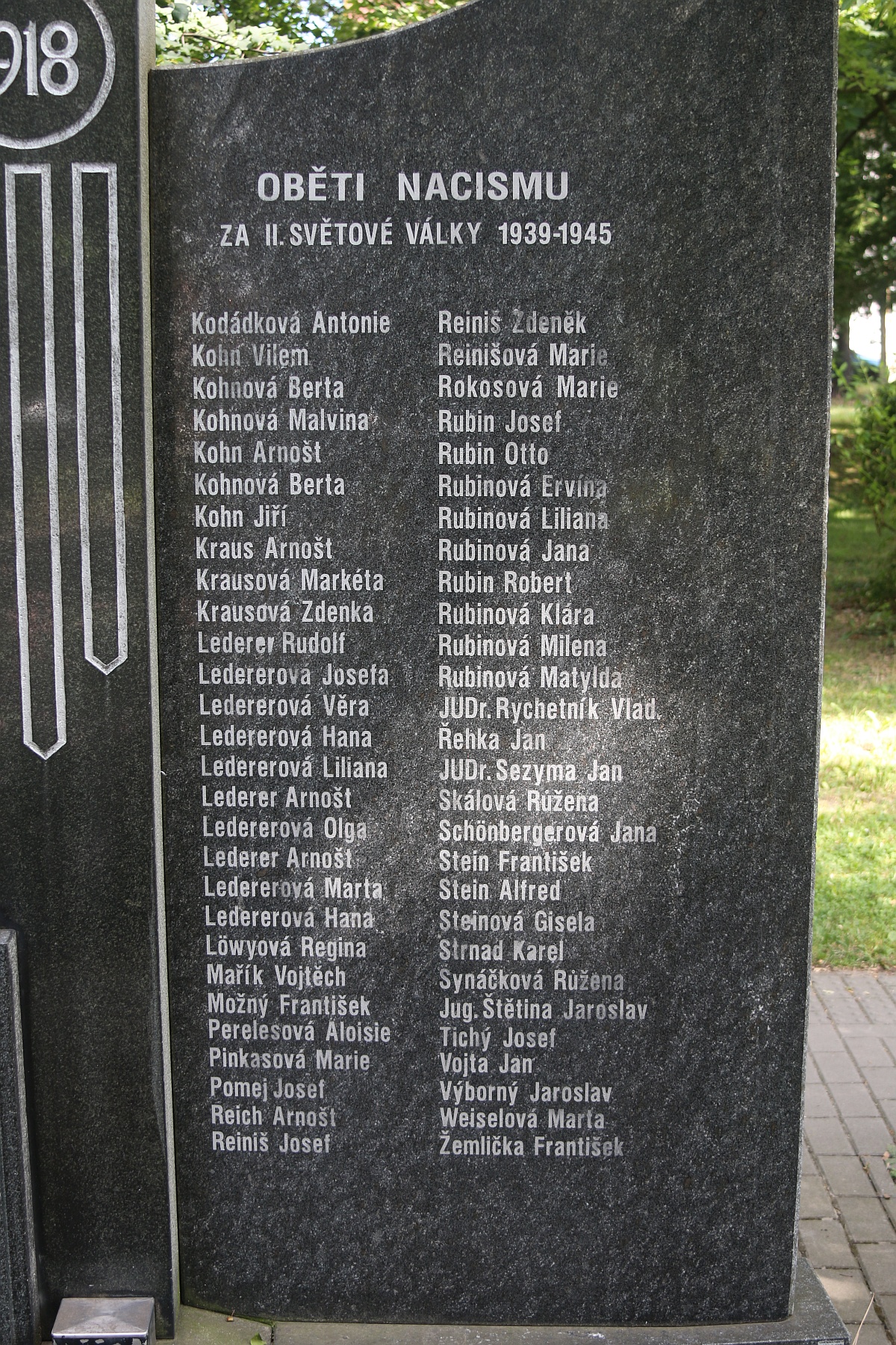Památník obětem světových válek - pravá strana